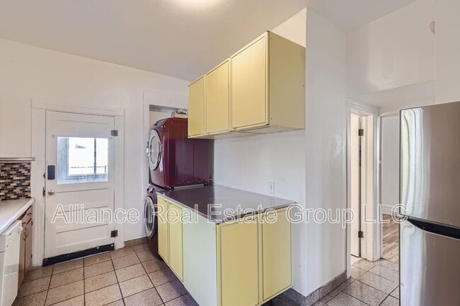 Building Photo - 39 W Byers Pl