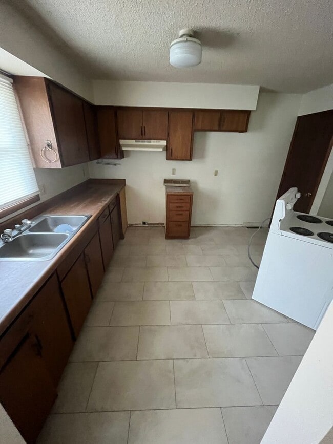 Building Photo - 2221-2221 Davis St