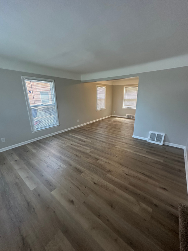 Building Photo - Spacious & Sunny 2-Bedroom Unit in Greenfi...