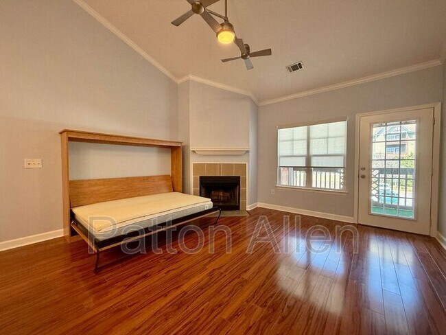 Foto del edificio - 1000 Olde Eastwood Village Blvd