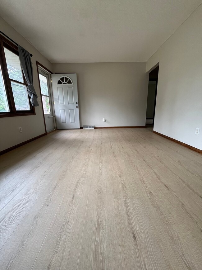 Building Photo - 807 Elm Creek Cir