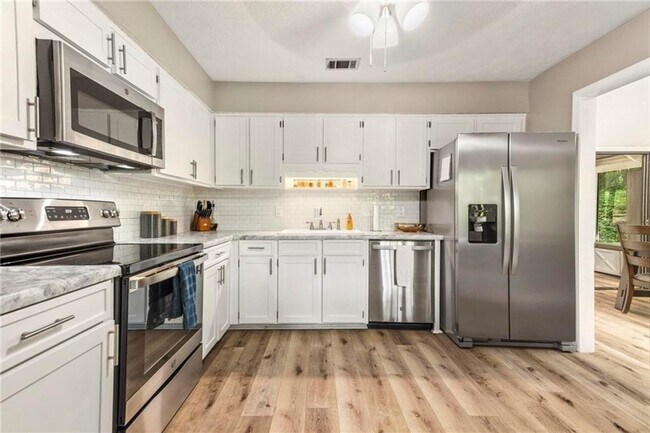 Foto del edificio - Beautiful Newly Renovated 3 Bedroom/2.5 Ba...