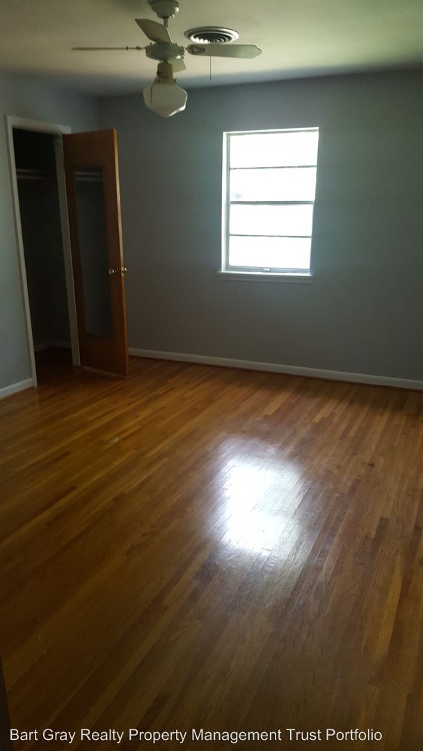 Building Photo - 5 E 56th Pl