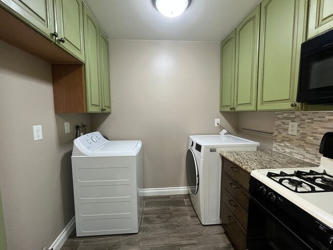 Building Photo - 2 bedroom, 1.5 bath townhouse in the heart of Irvine!