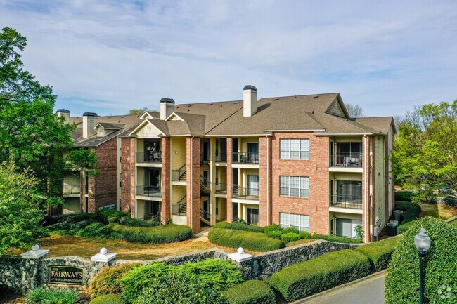 Foto del edificio - The Fairways at Piper Glen Apartments