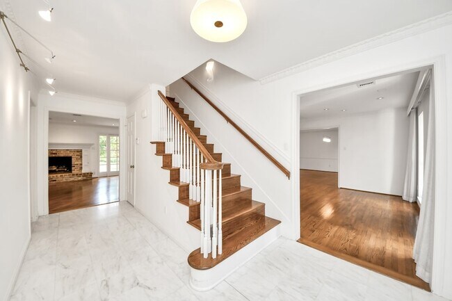 Building Photo - 354 Knipp Rd