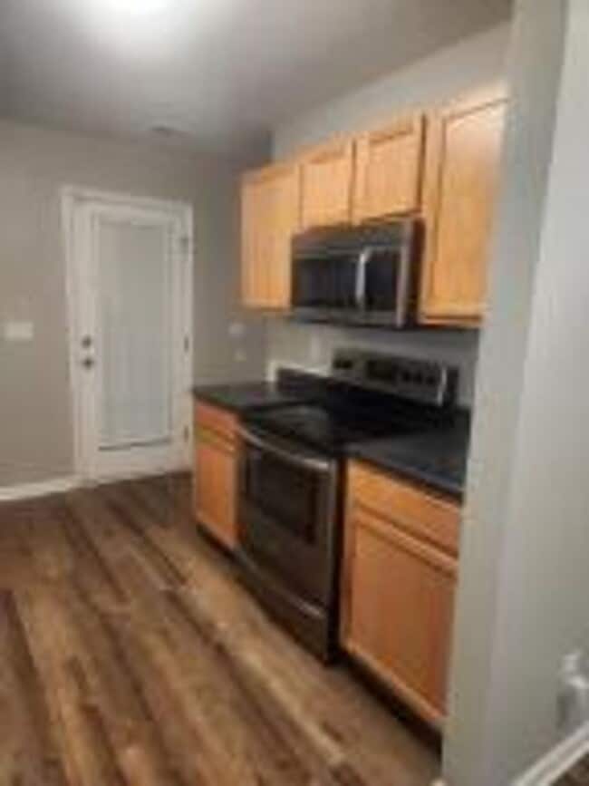 Building Photo - Spacious 3 Bedroom Townhome near Appian Way