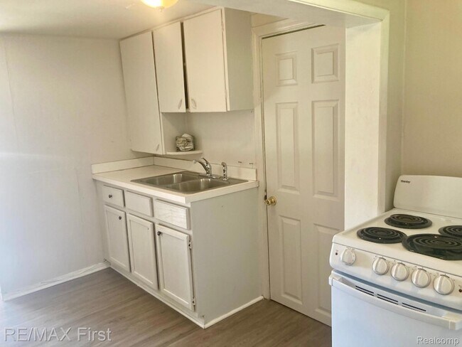 Foto del edificio - 23360 Carlisle Ave