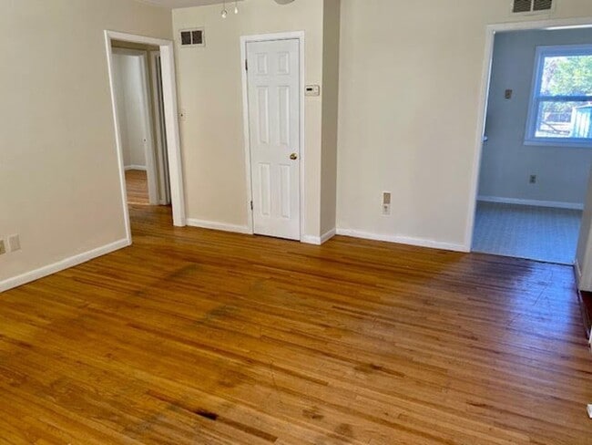 Building Photo - 3 Bedroom / 1 Bath House