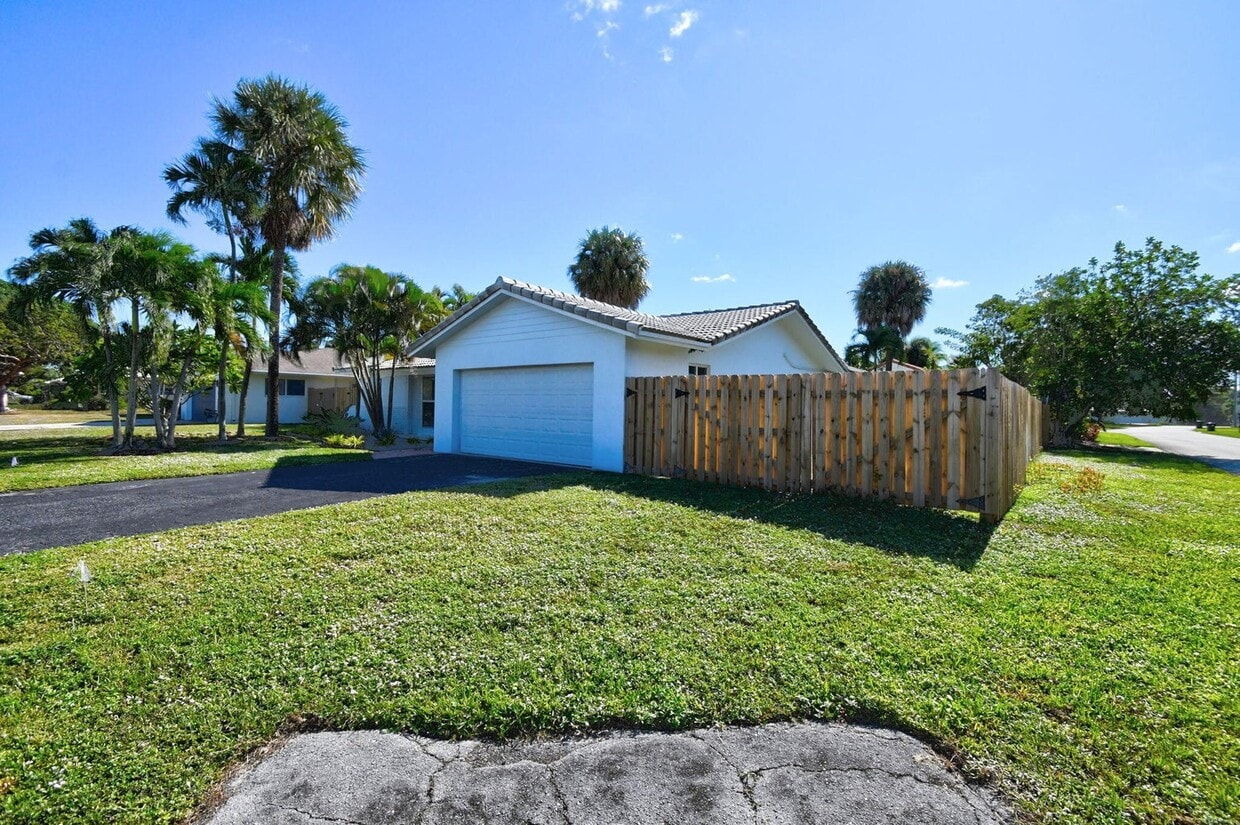 Primary Photo - 1060 NW 6th Ter