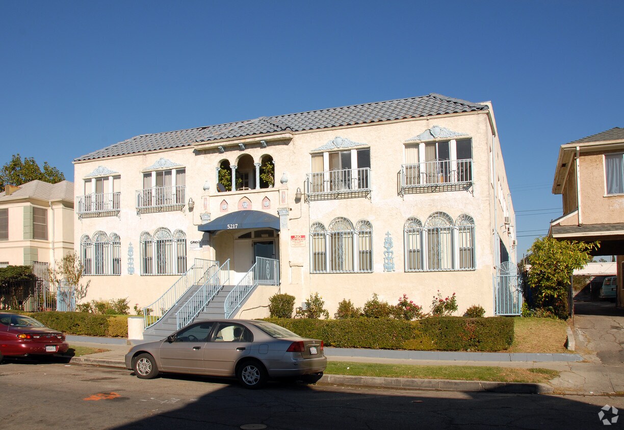 Building Photo - Queen Apartments