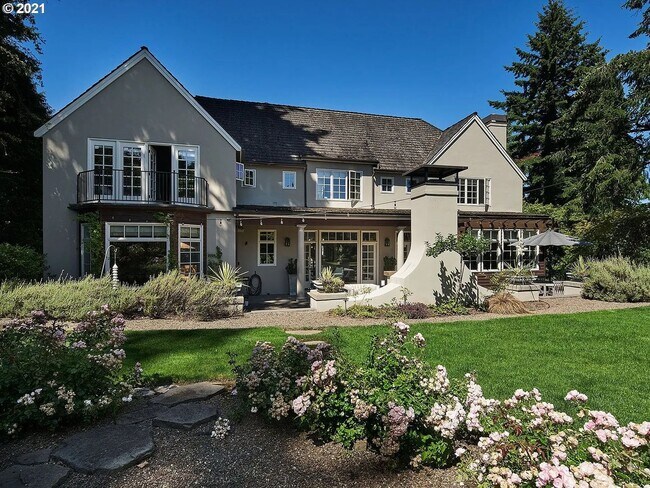Foto del edificio - Elegant European Villa in Portland Heights...