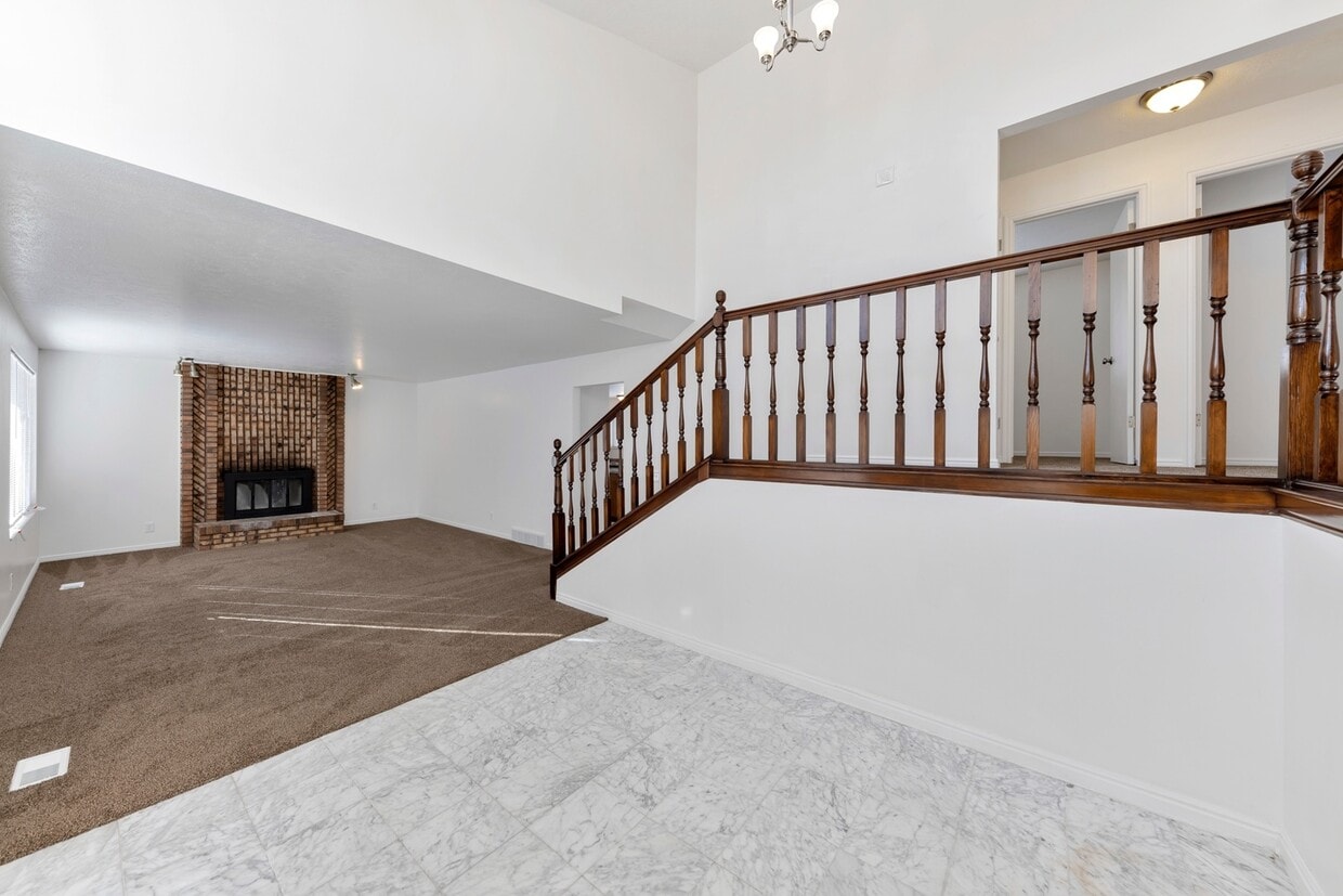 Primary Photo - Enormous 4 Bed / 3 Bath Pet Friendly Home ...