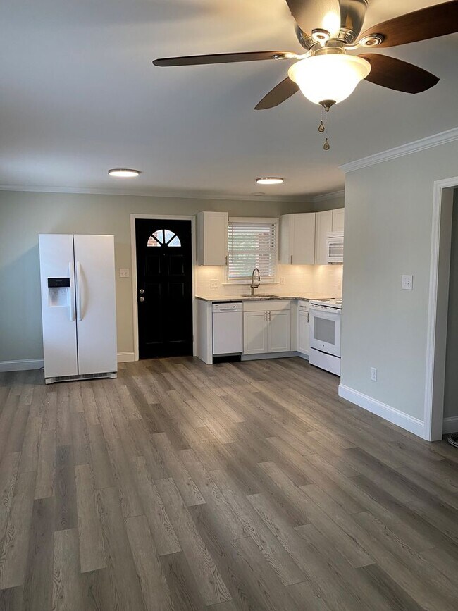 Building Photo - 104 Secrest Ave