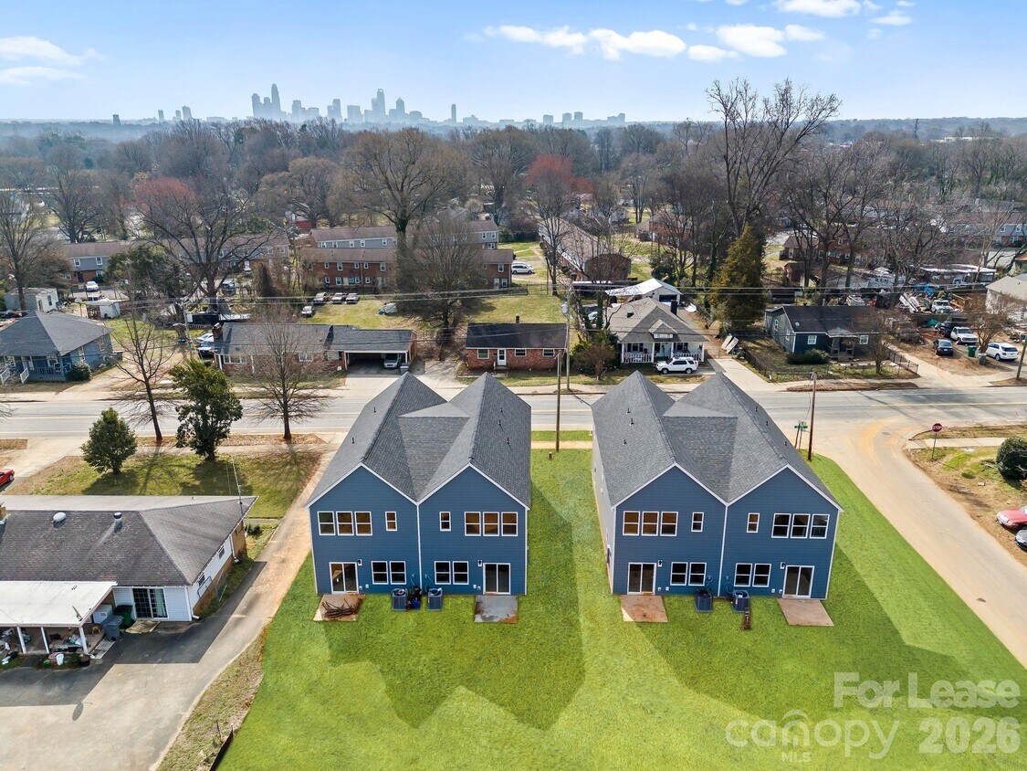 Foto del edificio - 341 N Hoskins Rd