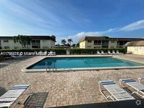 Building Photo - 9851 Sandalfoot Blvd