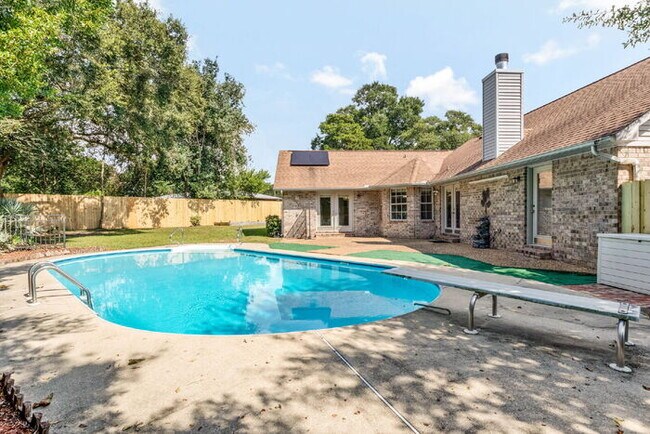 Foto del edificio - AVAILABLE NOW – $3,000/MONTH – ALL UTILITIES + LAWN SERVICE + POOL SERVICE INCLUDED!