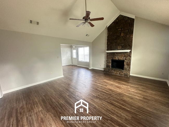 Foto del edificio - Charming 3BR/2BA Memphis Home with Vaulted Ceilings, Fireplace & Fenced Yard