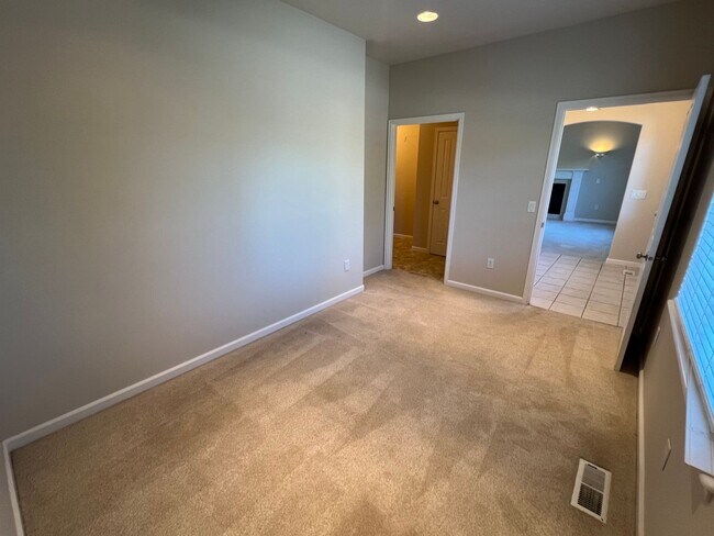 Foto del edificio - Great location with lots of amenities! 4 b...