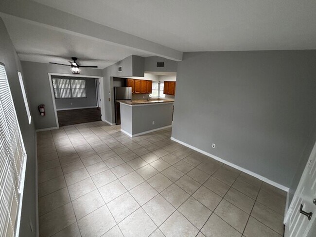 Foto del edificio - 2 or could be 3 bedroom -1 bath home in Deltona
