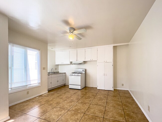 Building Photo - 425 W Garfield Ave