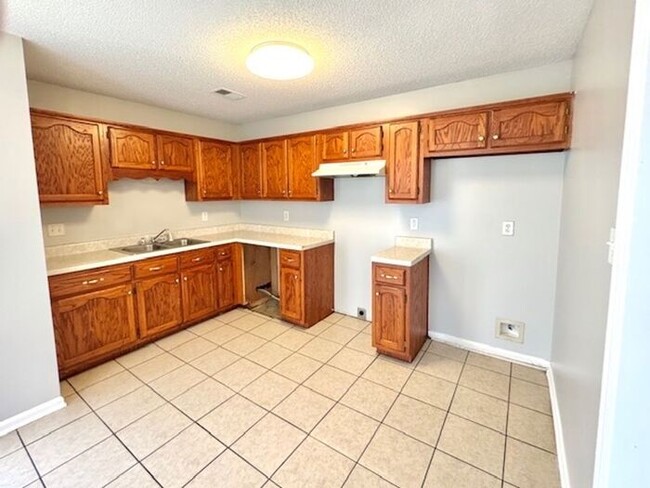 Building Photo - Now Leasing a 3-bedroom 2.5 bath with Larg...