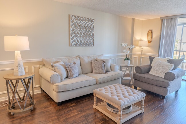 Foto del edificio - 4725 Lucerne Lakes Blvd E