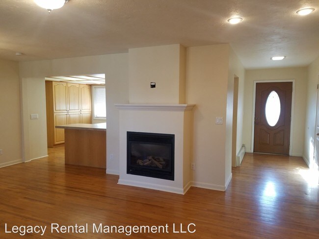 Building Photo - 441 Maple Dr