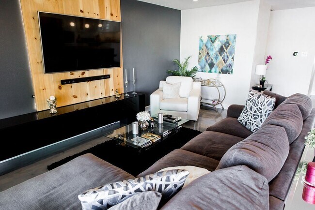 Building Photo - Gorgeous Fully Furnished 3 Bd 2 Bath Vacat...