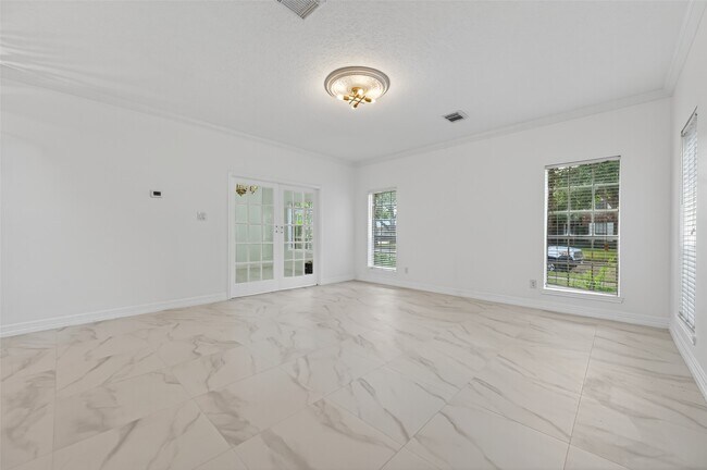 Foto del edificio - 2431 Parkwood Ln