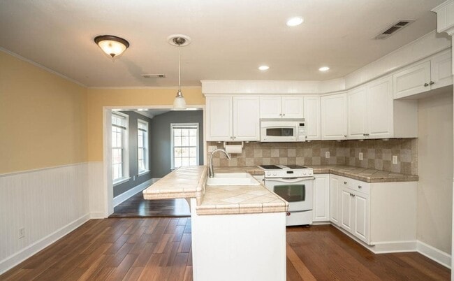 Building Photo - 3 Bedroom 2 Bathroom House With Fenced In ...