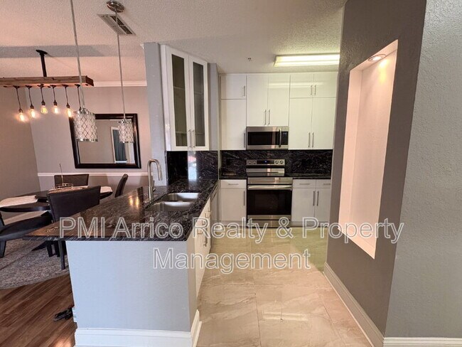 Foto del edificio - 18001 Richmond Pl Dr