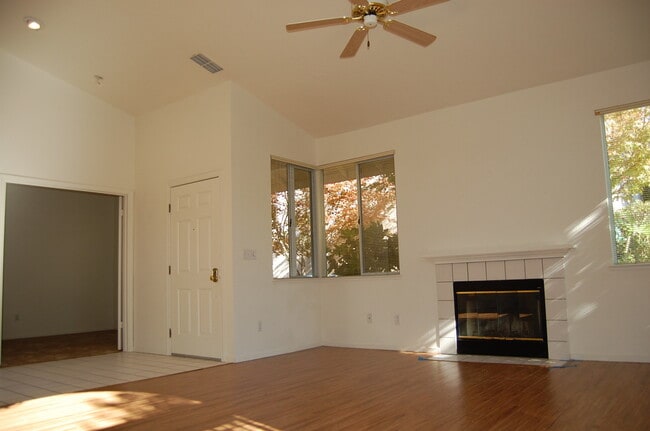 Building Photo - 3 bed, 2 bath, 2 car garage in Roseville