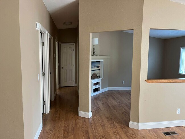 Foto del edificio - 6257 Laurel Pl