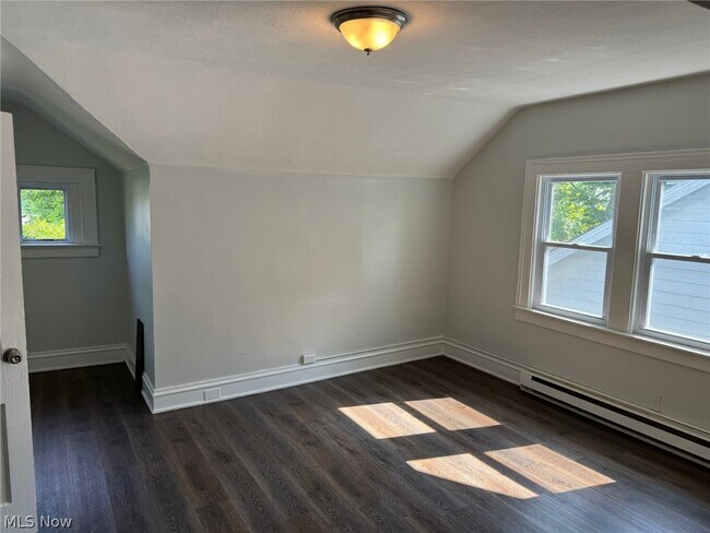 Foto del edificio - 3760 Mayfield Rd