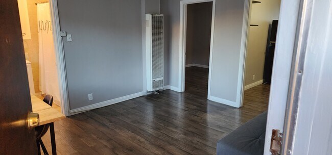 Building Photo - 1529 1/2 N Hobart Blvd