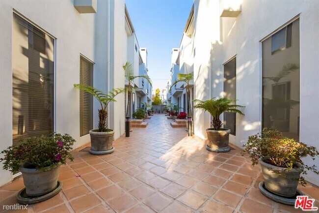 Foto del edificio - 3 br, 2.5 bath Condo - 917 Euclid St Apt 3