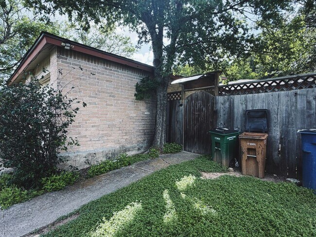 Foto del edificio - 9906 Hundred Oaks Cir