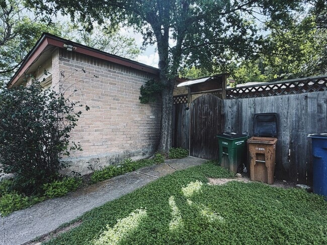 Building Photo - 9906 Hundred Oaks Cir