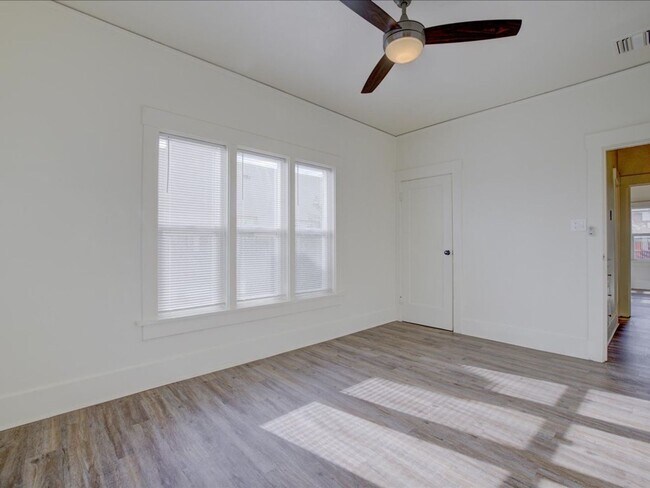 Foto del edificio - Cozy & Stylish 2-Bedroom Home with Spacious Backyard!  WATER, TRASH AND SEWER INCLUDED!!!!!