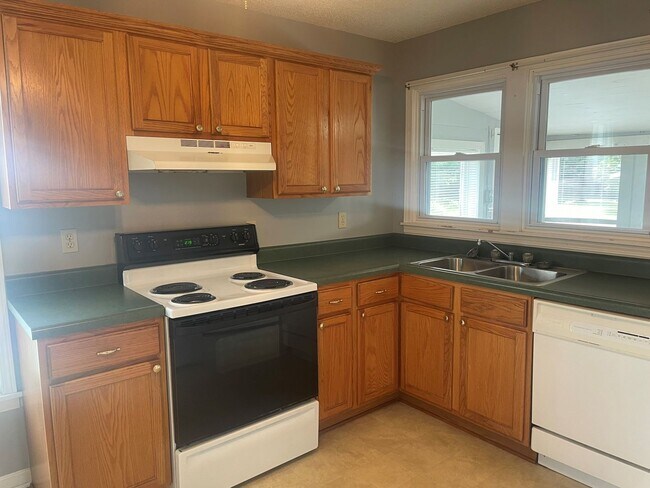 Building Photo - Charming Brick Home on Elm Street!