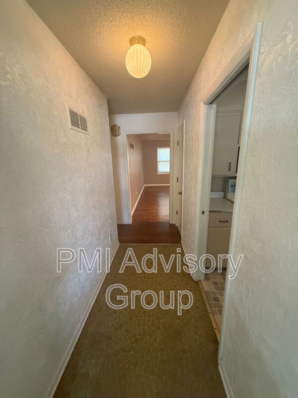 Building Photo - 1643 SW Knollwood Dr