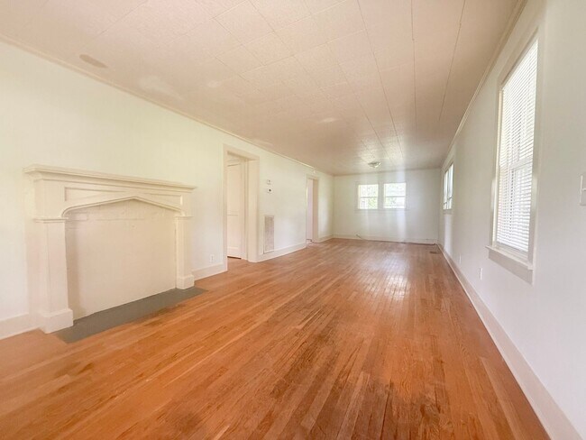 Foto del edificio - Charming 3-Bedroom Home in the Heart of Monterey with Large Yard & Garage