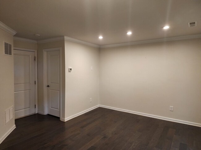 Building Photo - Plaza Midwood Townhome