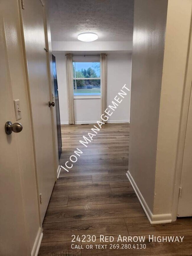 Building Photo - Renovated 2 bedroom 1 bath!