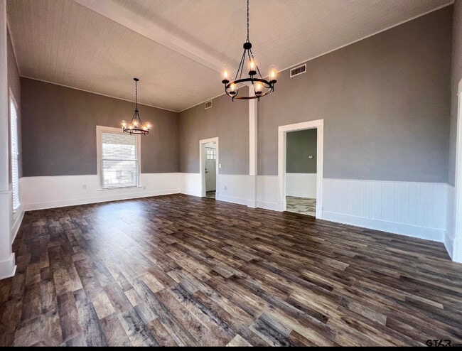 Living room - 622 Holbrook St