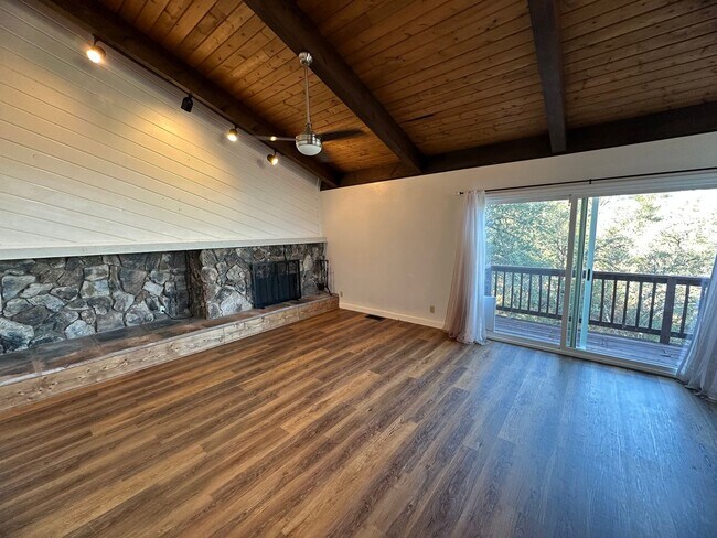 Foto del edificio - 3 BEDROOM 2 BATHROOM WITH MOUNTAIN VIEWS -...