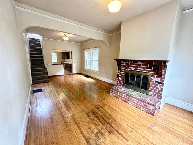 Building Photo - 3-Bedroom, 2-Bathroom House with Attached Garage and Workshop Near Belmont and SE 45th
