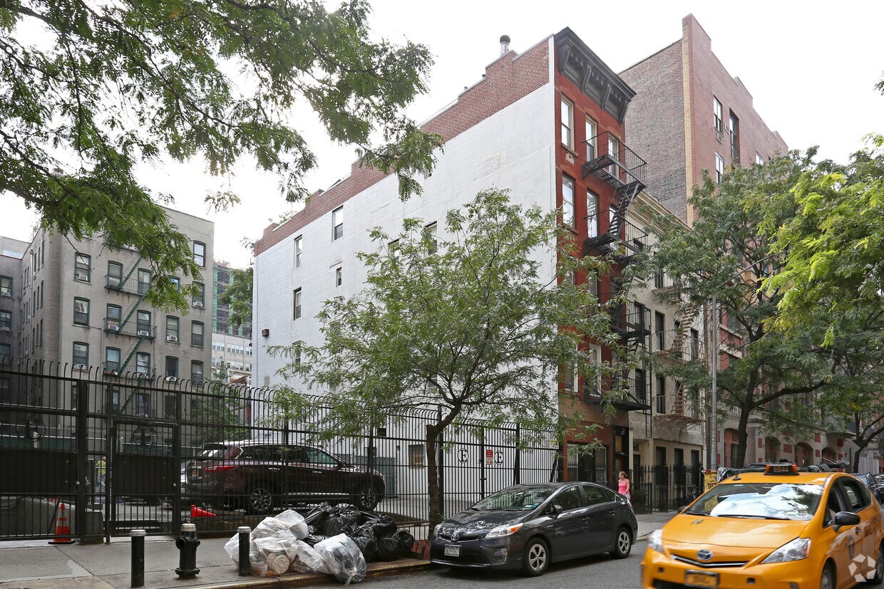 Foto principal - 228 E 22nd St