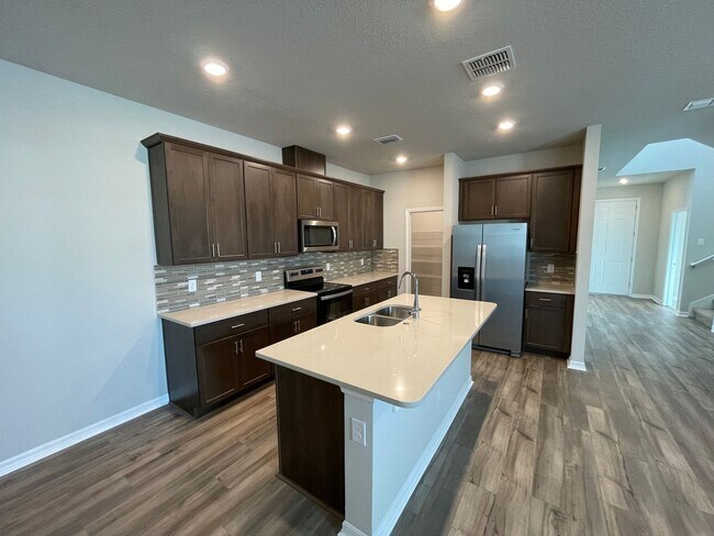 Foto del edificio - Price Drop! Spacious 3 Bedroom, 2.5 Bath T...